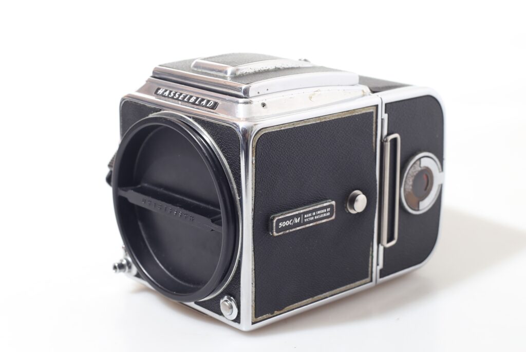 FOTOCAMERA ANALOGICA 6X6 HASSELBLAD 500 C/M + MAGAZZINO 12.