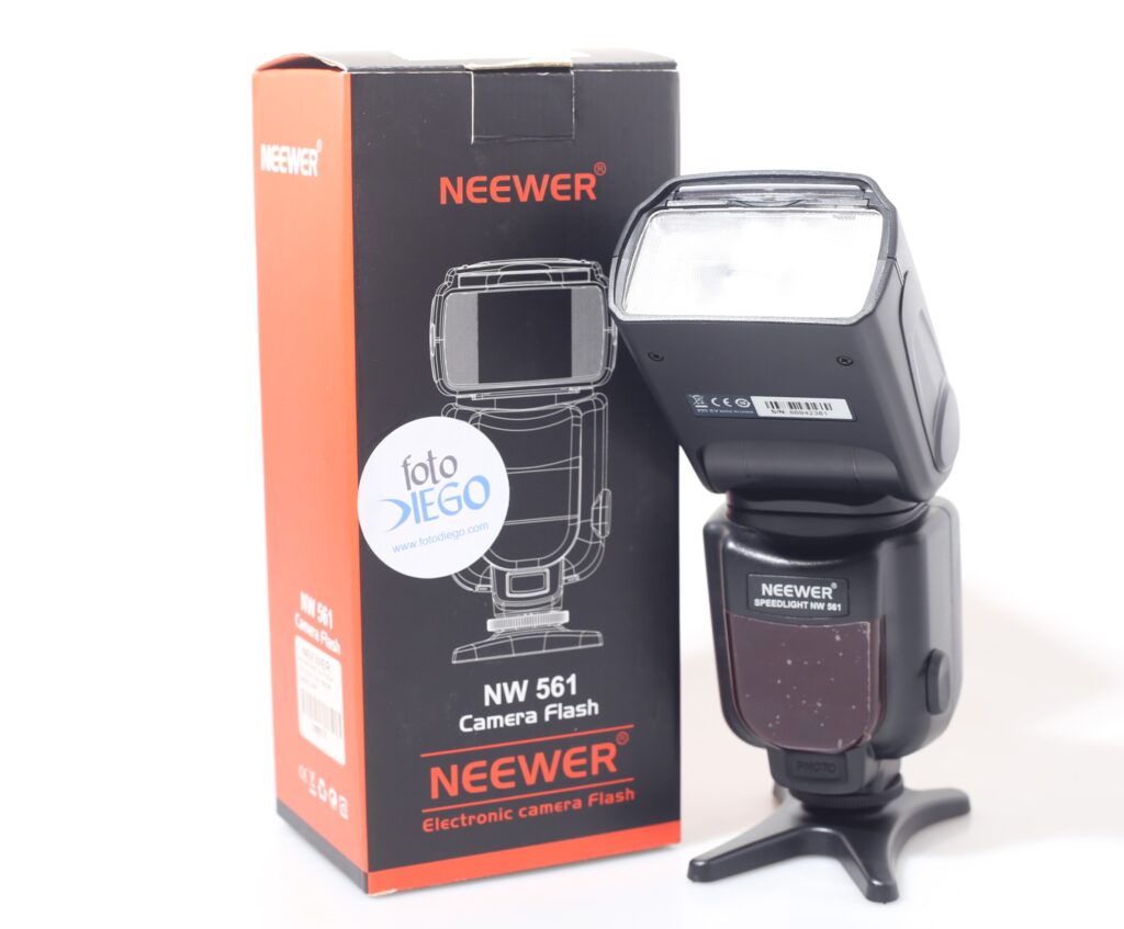 FLASH NEEWER SPEEDLIGHT NW 561. UNIVERSALE.